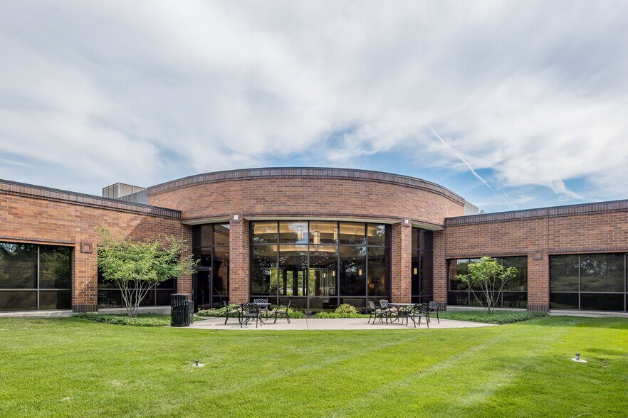 175 N Patrick Blvd, Brookfield, WI à louer - Photo de l’immeuble – Image 3 sur 8