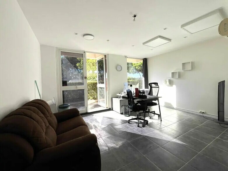 Local commercial dans CANNES-LA-BOCCA à vendre - Photo de l’immeuble – Image 3 sur 5