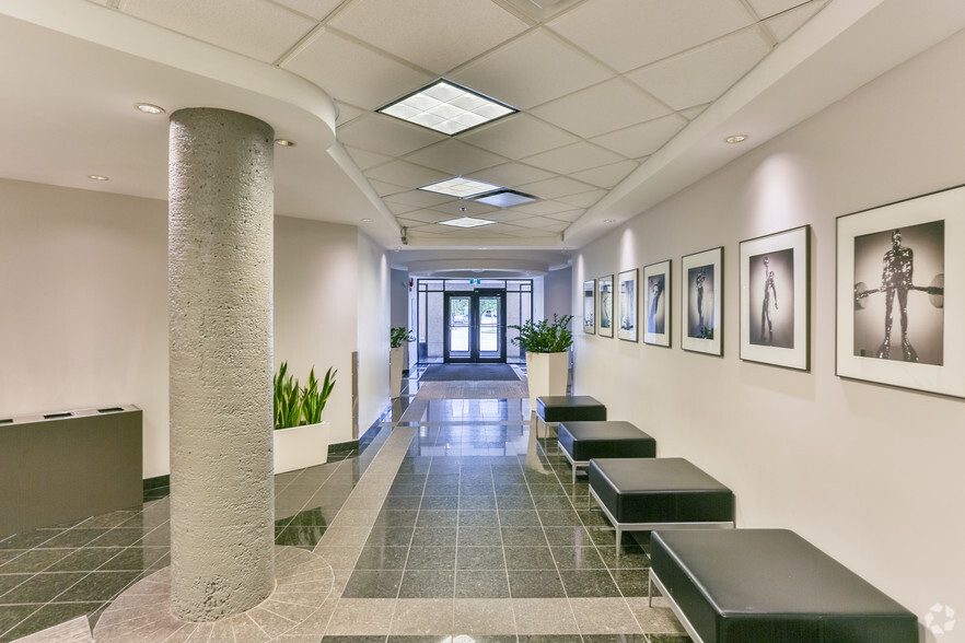 14505 Bannister Rd SE, Calgary, AB à louer - Hall d’entrée – Image 3 sur 7