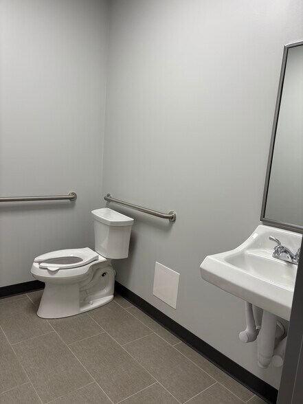 8229 Tyner Rd, Colfax, NC à louer - Photo de l’immeuble – Image 3 sur 8