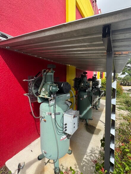 S Cleveland ave, Fort Myers, FL à louer - Photo de l’immeuble – Image 3 sur 14