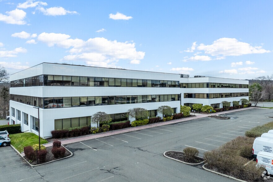 80 Grasslands Rd, Elmsford, NY à louer - Photo de l’immeuble – Image 1 sur 11