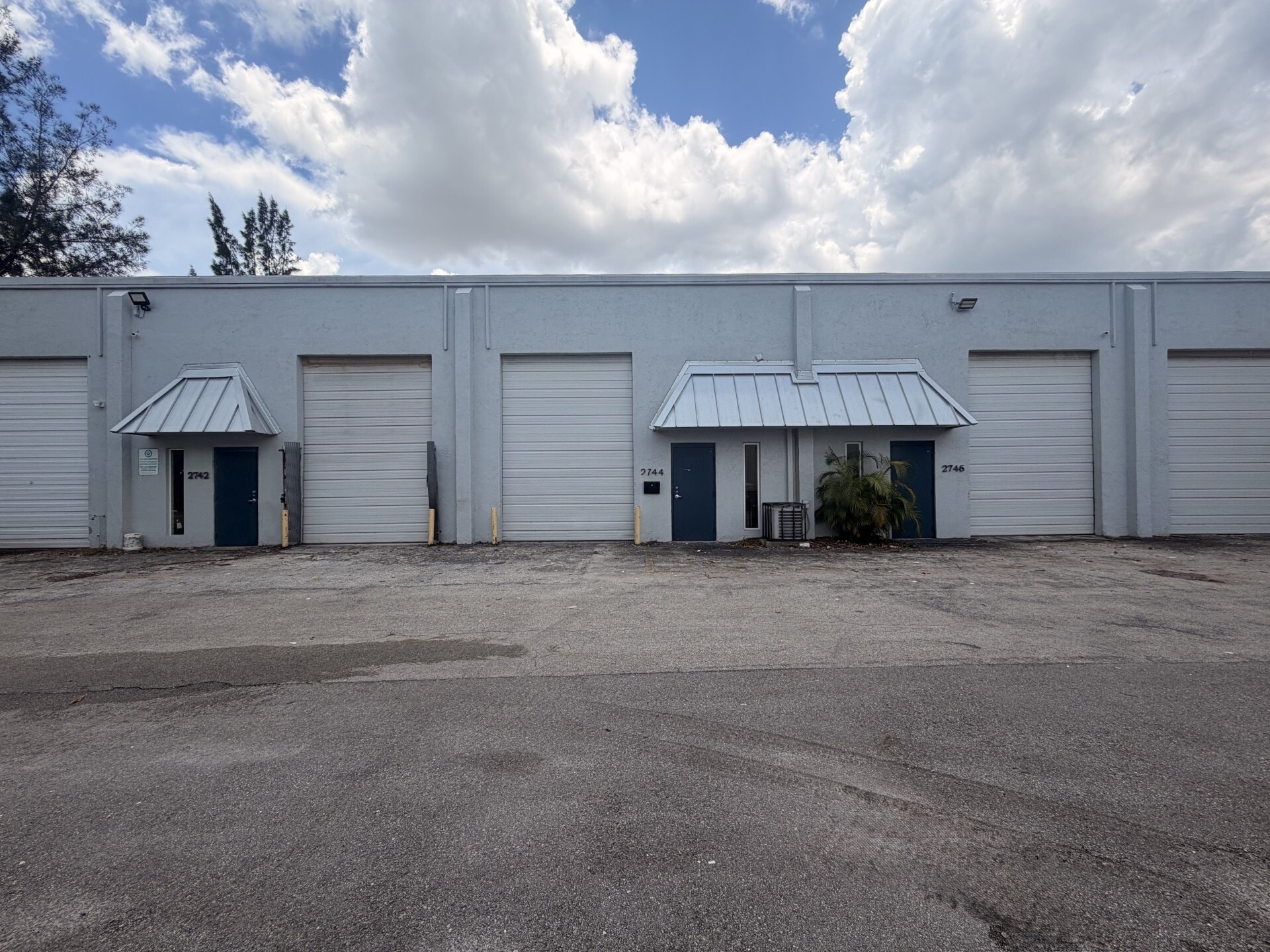 2696 NW 31st Ave, Lauderdale Lakes, FL à louer Photo de l’immeuble– Image 1 sur 4