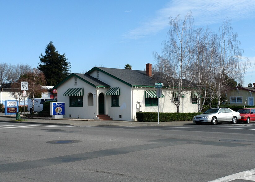 700 E Washington St, Petaluma, CA à vendre - Photo de l’immeuble – Image 3 sur 4