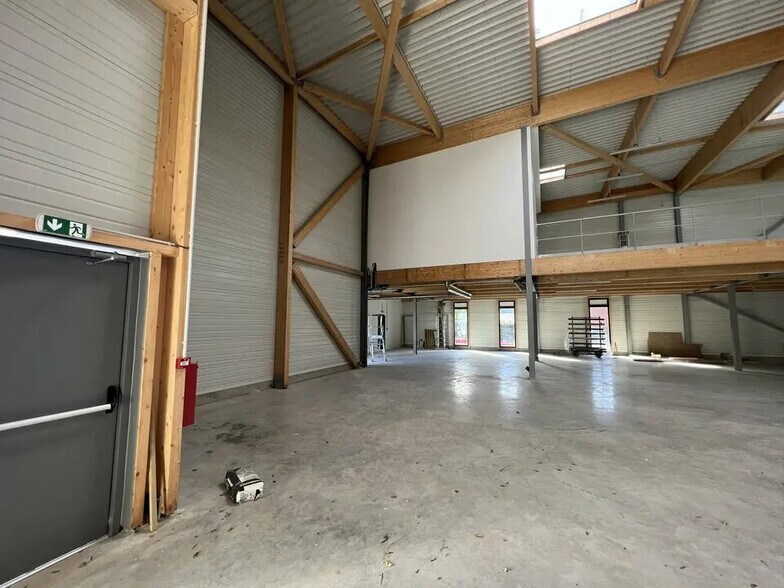Local d’activités dans Chanteloup-en-Brie à louer - Photo de l’immeuble – Image 1 sur 8