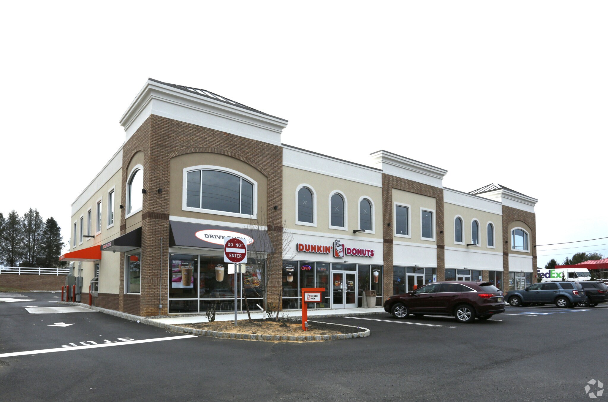 123 State Route 33, Manalapan Township, NJ à louer Photo principale– Image 1 sur 8