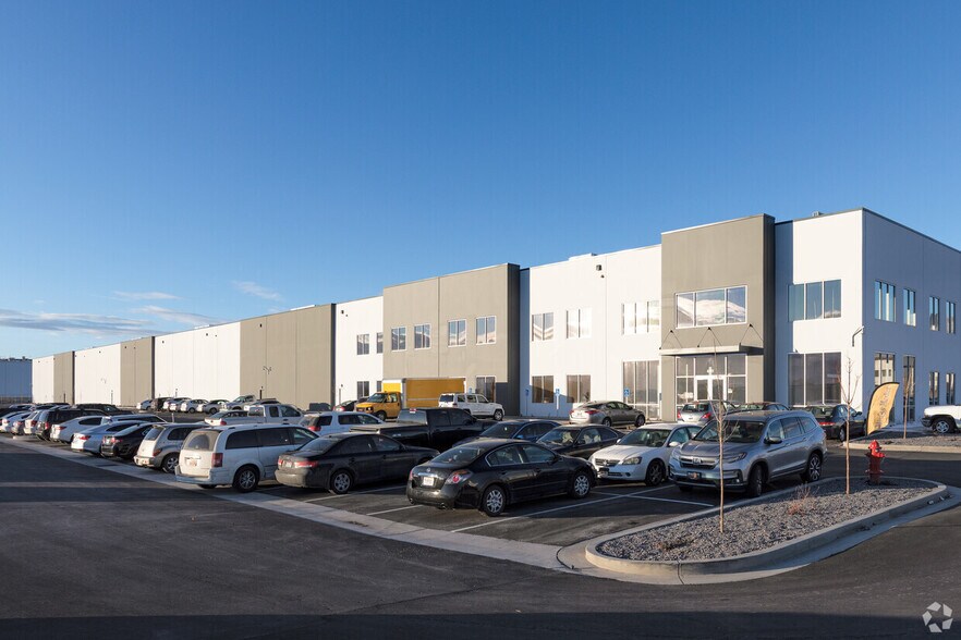 6303 W Dannon Way, West Jordan, UT à louer - Photo de l’immeuble – Image 2 sur 11