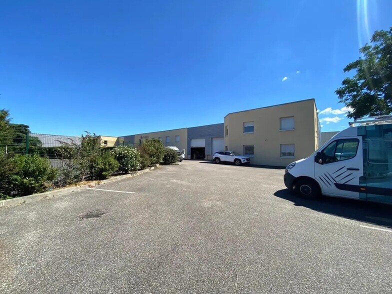 Local d’activités dans Vénissieux à louer - Photo de l’immeuble – Image 1 sur 7