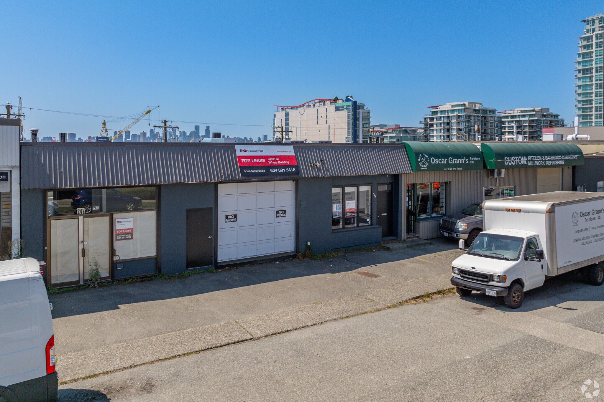 239-241 E 1st St, North Vancouver, BC à louer Photo principale– Image 1 sur 4