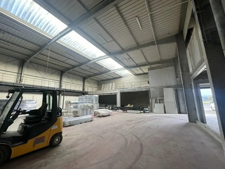 Local d’activités dans Cormelles-le-Royal à louer - Photo de la construction – Image 3 sur 8