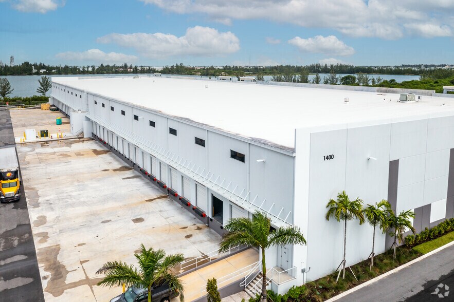 1400 NW 121st Ave, Doral, FL à louer - Photo de l’immeuble – Image 2 sur 2