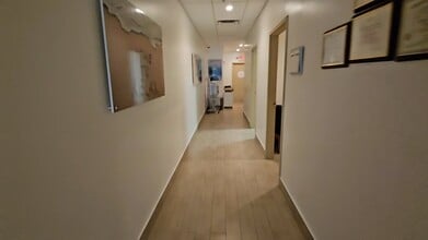 3569-3885 NE 163rd St, North Miami Beach, FL à louer - Vidéo sur l’annonce professionnelle 