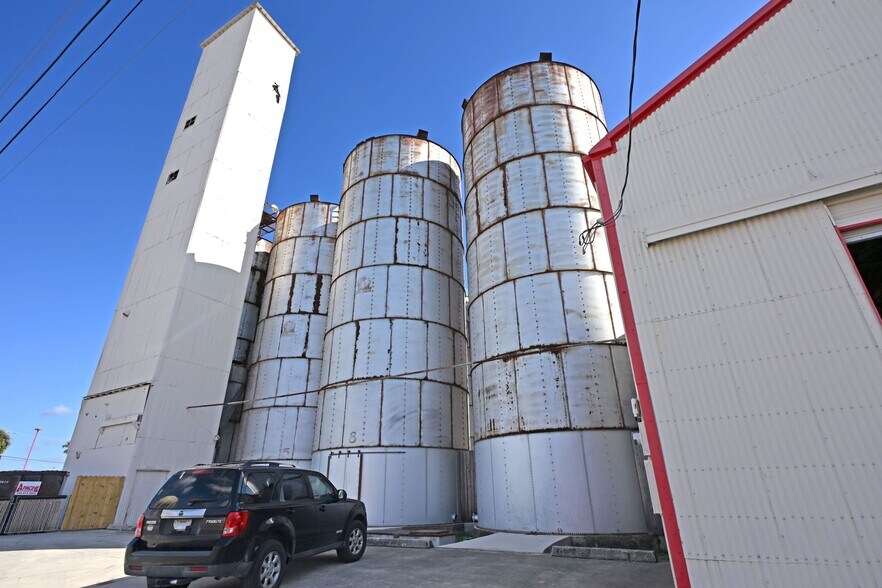 1123 Bowie St, Seguin, TX à vendre - Photo de l’immeuble – Image 2 sur 32