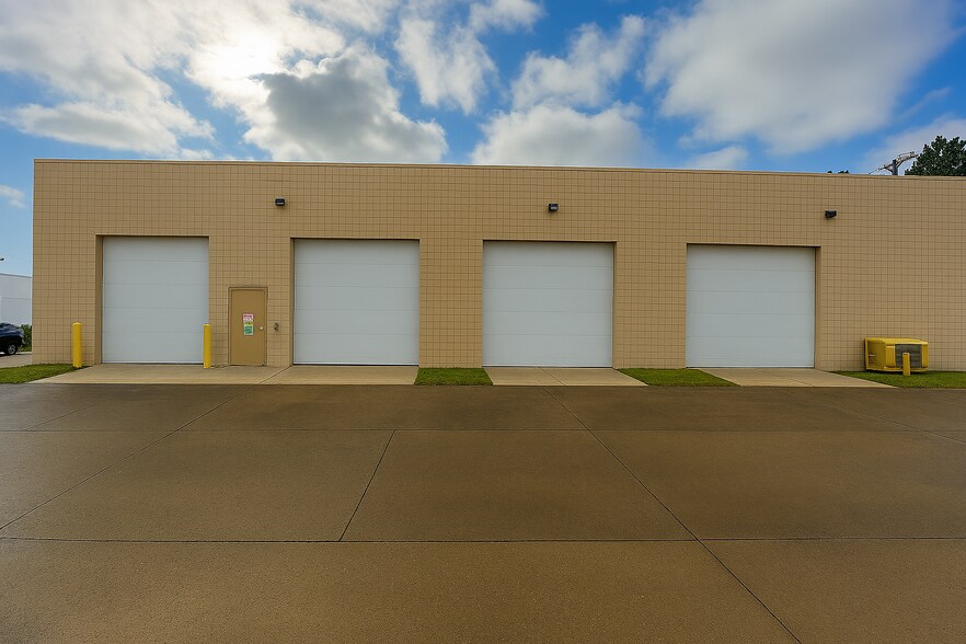 6475 19 1/2 Mile Rd, Sterling Heights, MI à vendre - Photo de l’immeuble – Image 3 sur 13