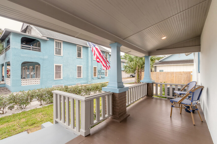 208 Douglas St, New Smyrna Beach, FL à vendre - Photo de l’immeuble – Image 2 sur 34