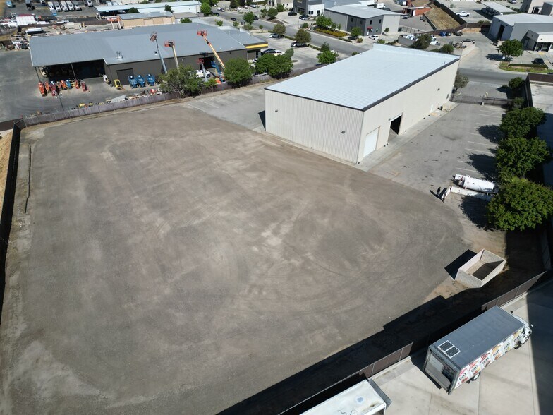 969 Carrier Parkway Ave, Bakersfield, CA à louer - Photo de l’immeuble – Image 3 sur 6