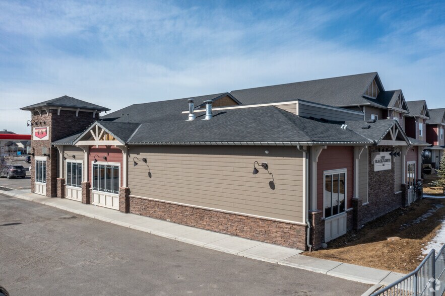 101 Sunset Dr, Cochrane, AB à vendre - Photo de l’immeuble – Image 3 sur 11