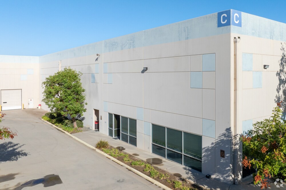 150 N Maple St, Corona, CA à vendre Photo principale– Image 1 sur 5