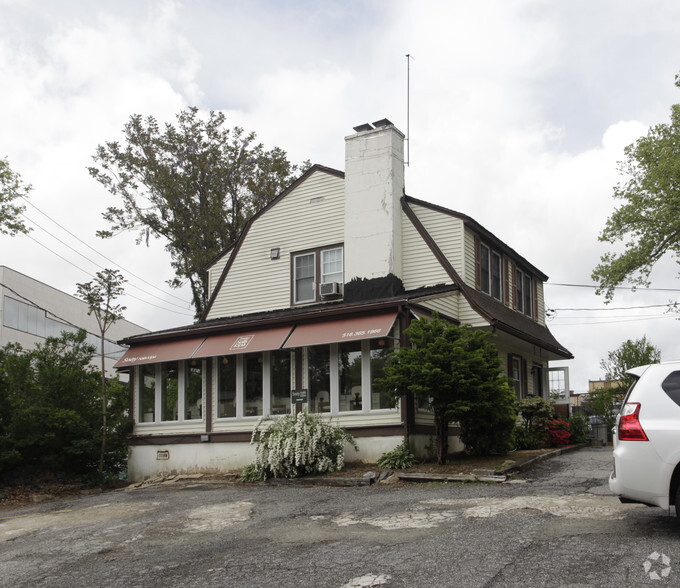 42 Orchard St, Manhasset, NY à vendre - Photo principale – Image 1 sur 7