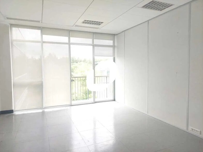 Bureau dans Voisins-le-Bretonneux à vendre - Photo de l’immeuble – Image 3 sur 10