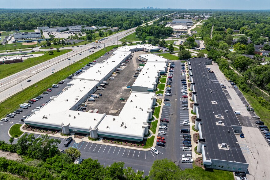 6330 E 75th St, Indianapolis, IN à louer - Photo de l’immeuble – Image 2 sur 4