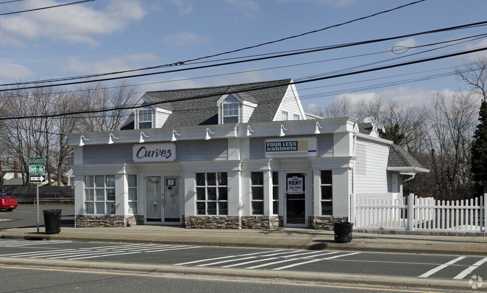 732 N Wellwood Ave, Lindenhurst, NY à louer - Photo de l’immeuble – Image 2 sur 3