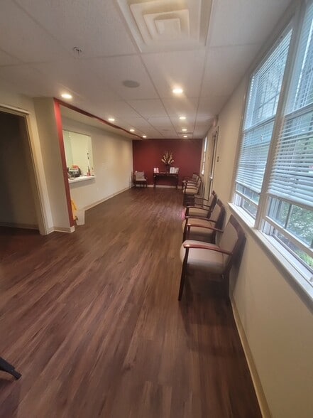 385 Oxford Valley Rd, Yardley, PA à louer - Photo de l’immeuble – Image 3 sur 20