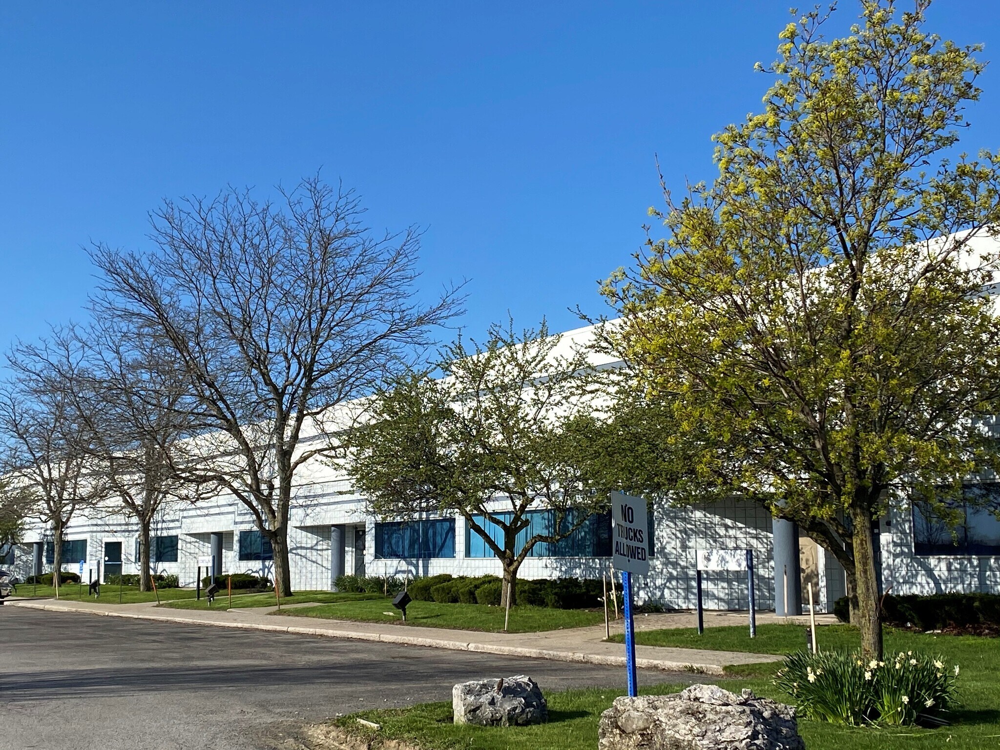 150 Sonwil Dr, Cheektowaga, NY à louer Photo de l’immeuble– Image 1 sur 4
