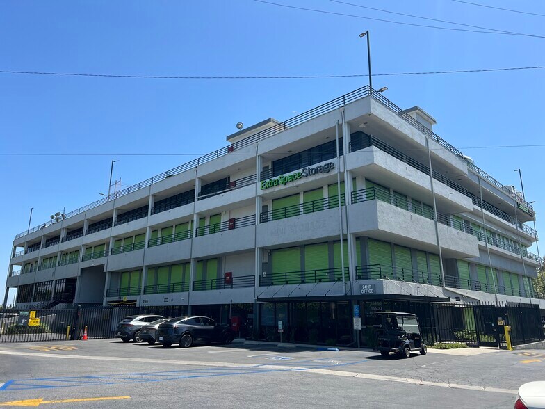 15500 Erwin St, Van Nuys, CA à louer - Photo de l’immeuble – Image 2 sur 3