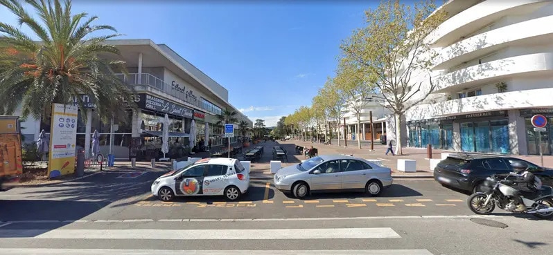 Local commercial dans Mandelieu-la-Napoule à louer - Photo de l’immeuble – Image 3 sur 3
