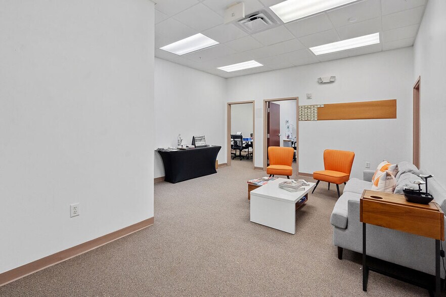 7065 Westpointe Blvd, Orlando, FL à louer - Photo de l’immeuble – Image 3 sur 10