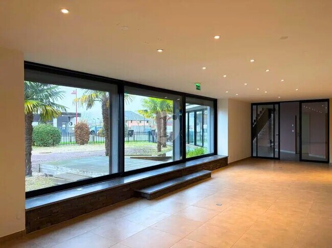 Plus de détails pour Local commercial à vendre