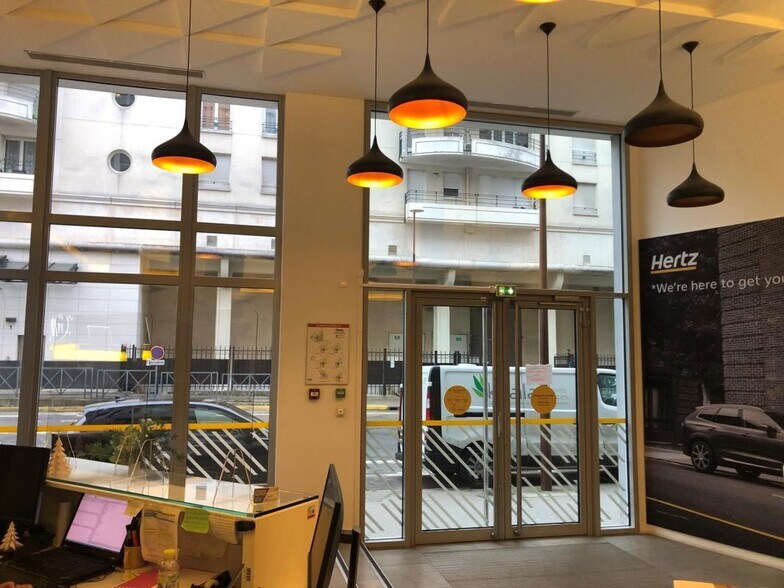 Bureau dans Montigny-le-Bretonneux à louer - Photo intérieure – Image 2 sur 2