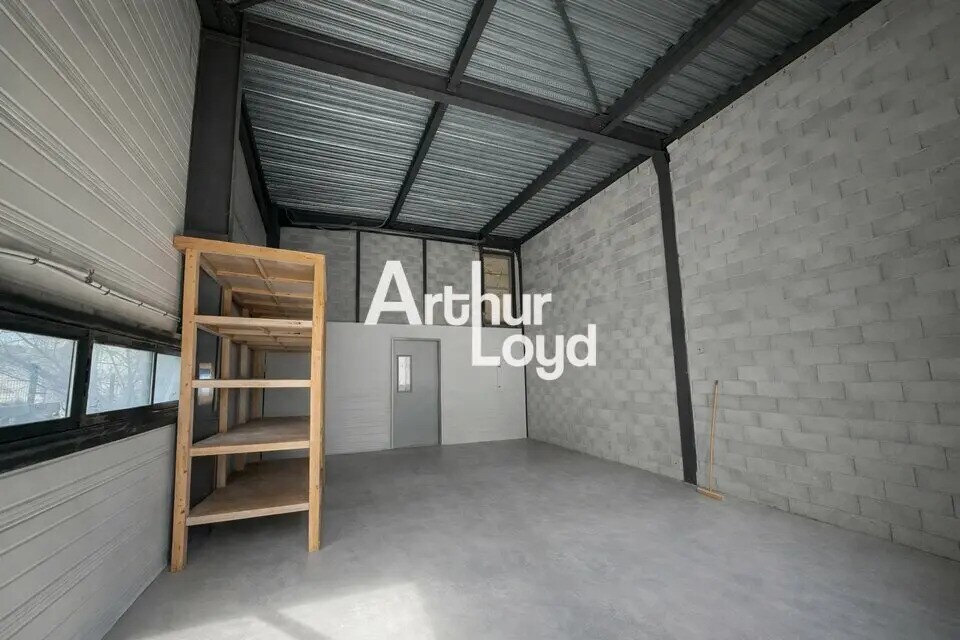 Local d’activités dans Fréjus à louer Photo principale– Image 1 sur 3