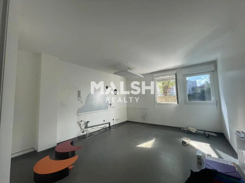 Bureau dans Vénissieux à vendre - Photo de l’immeuble – Image 3 sur 7