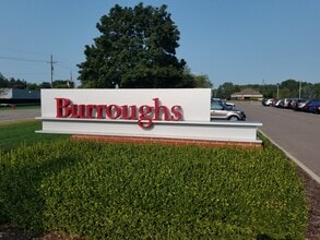 13100-13250 N Haggerty Rd, Plymouth, MI à louer Photo de l’immeuble– Image 1 sur 3