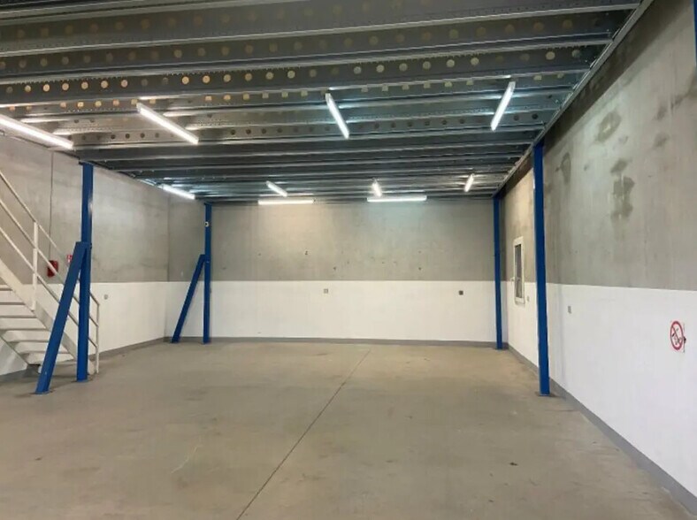 Local d’activités dans Aubagne à louer - Photo intérieure – Image 2 sur 7
