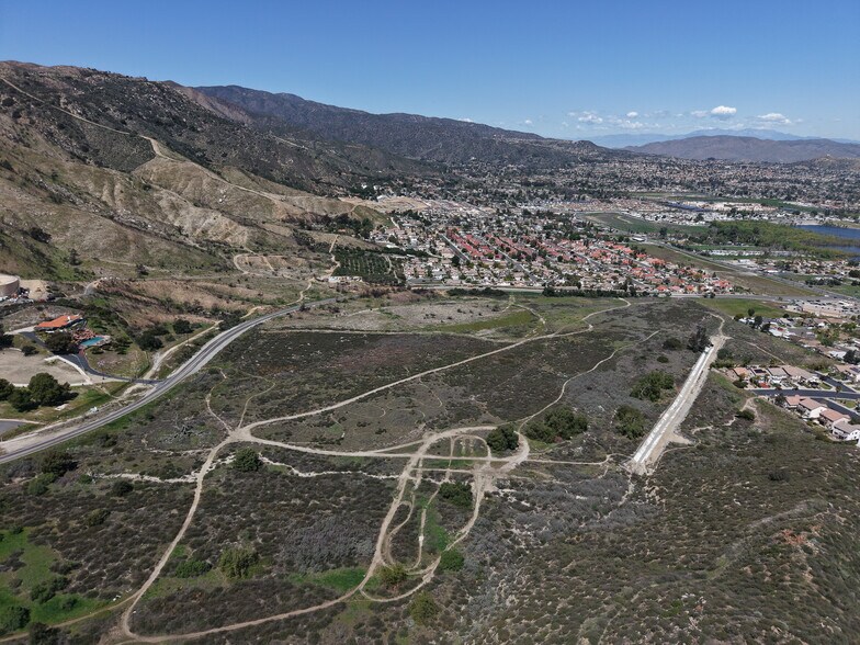 32356 Shoreline dr, Lake Elsinore, CA à vendre - Photo de l’immeuble – Image 3 sur 7