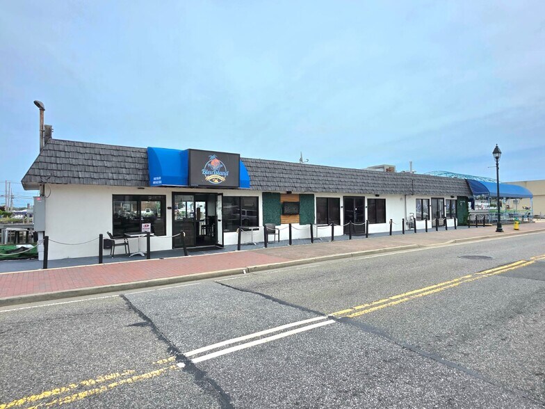 103 Woodcleft Ave, Freeport, NY à vendre - Photo de l’immeuble – Image 1 sur 15