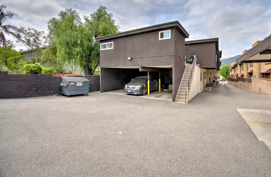 2463 Montrose Ave, Montrose, CA à vendre - Photo de l’immeuble – Image 2 sur 7