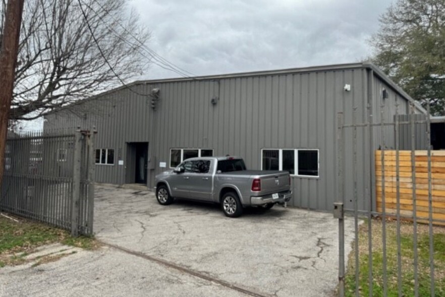 2210 Sandman St (Primary Address) portefeuille de 2 biens à vendre sur LoopNet.fr - Photo de l’immeuble – Image 3 sur 6