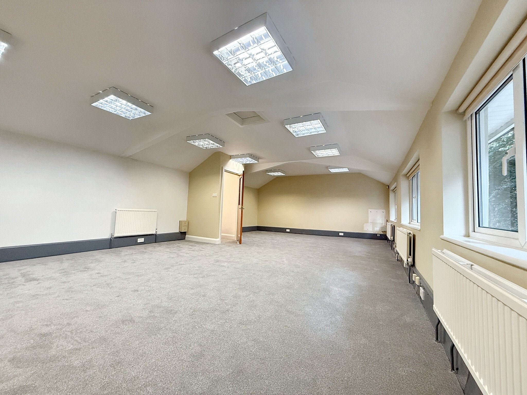 Pebble Close, Tadworth à louer Photo intérieure– Image 1 sur 9