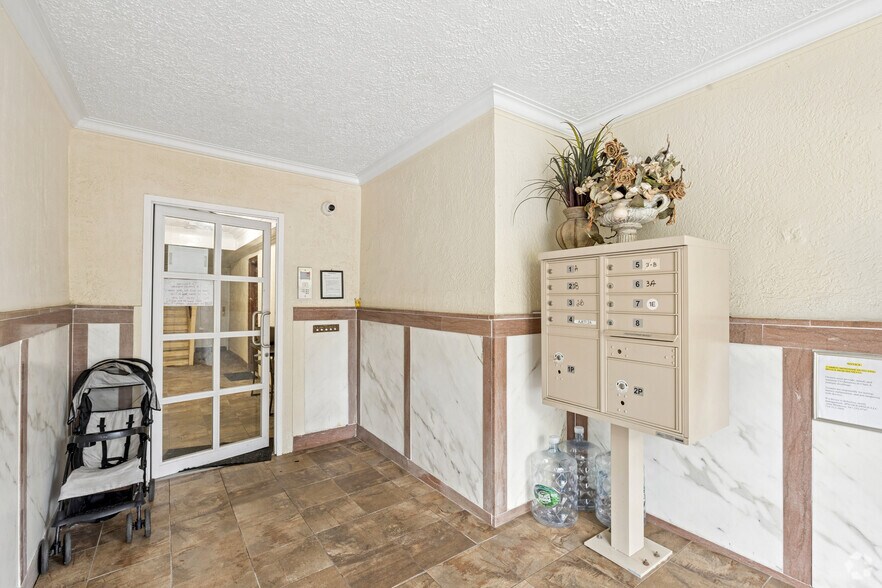 257 E 238th St, Bronx, NY à vendre - Hall d’entrée – Image 3 sur 19