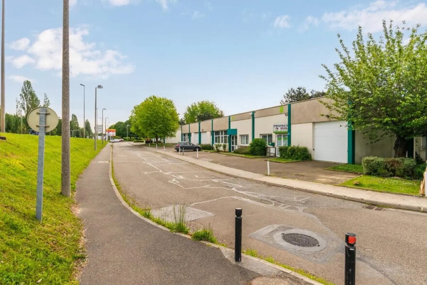 1 Rue Eugène Hénaff, Trappes à louer - Photo de l’immeuble – Image 2 sur 4