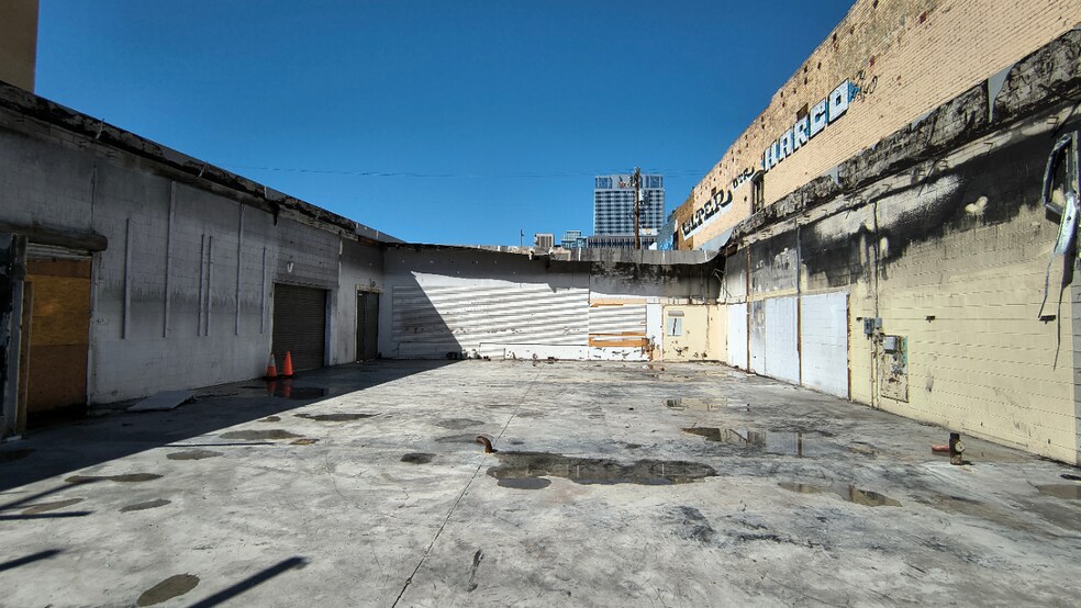 12th and Los Angeles Street Corner portefeuille de 2 biens à vendre sur LoopNet.fr - Photo de l’immeuble – Image 3 sur 5