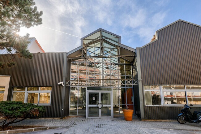 Plus de détails pour Local d'activités à louer