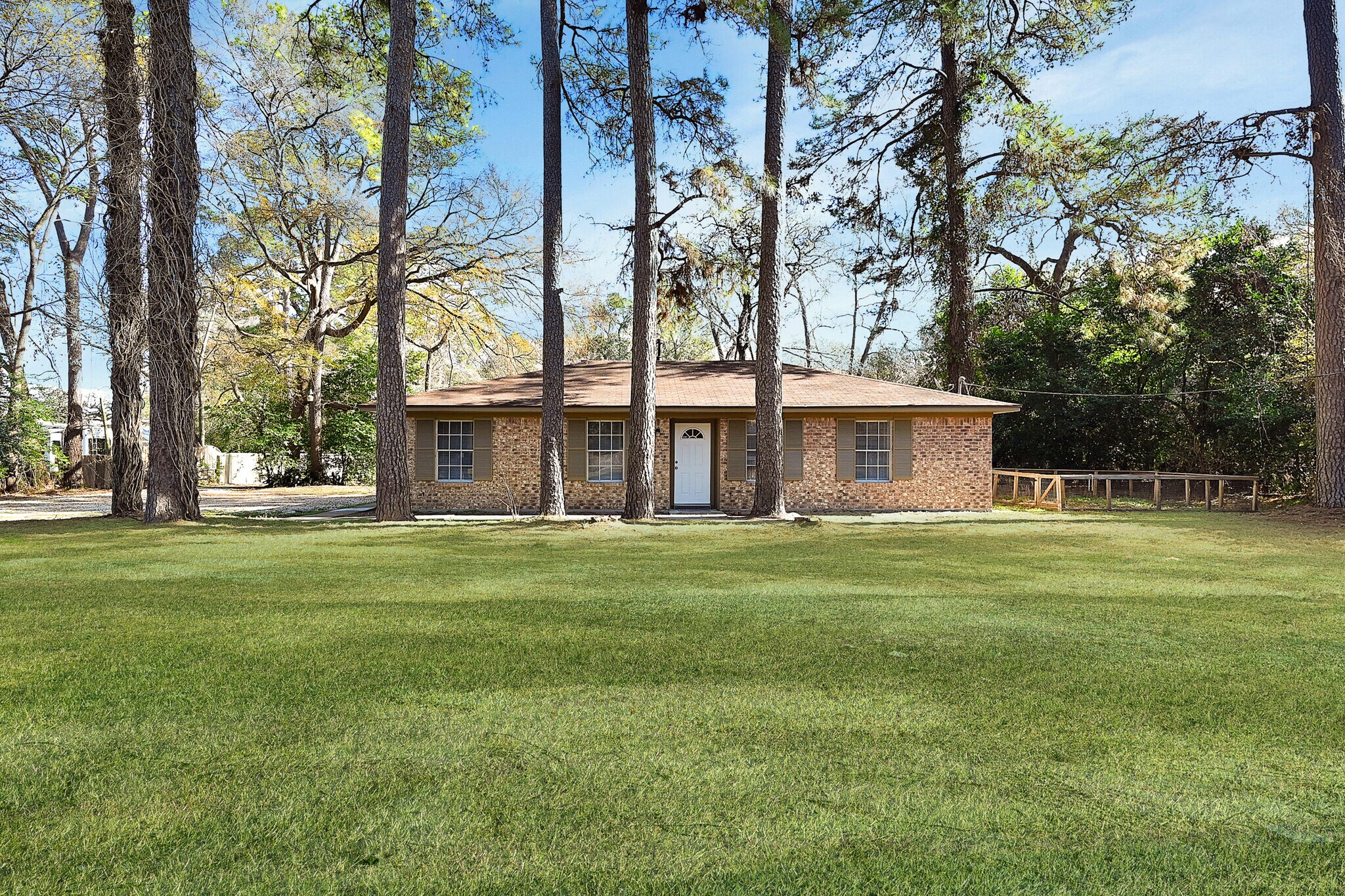 29806 Lazy Ln, Spring, TX à louer Photo de l’immeuble– Image 1 sur 22