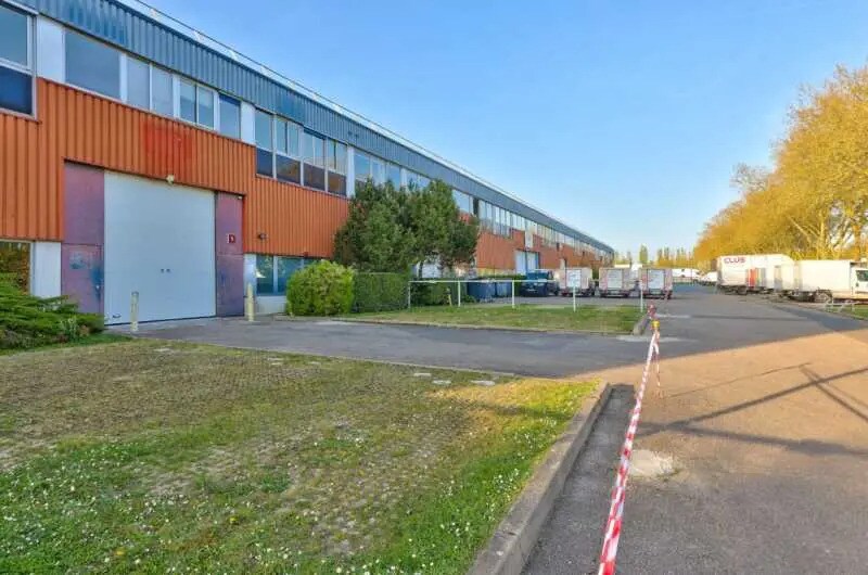 4 Rue Albert Einstein, Trappes à louer - Photo de l’immeuble – Image 2 sur 9