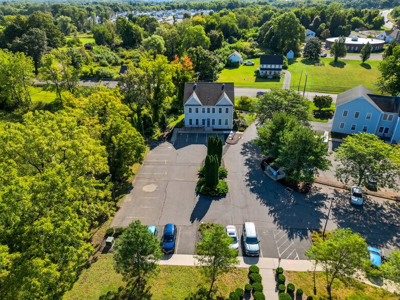 5 Creamery Brk, East Granby, CT à vendre - Photo de l’immeuble – Image 2 sur 33