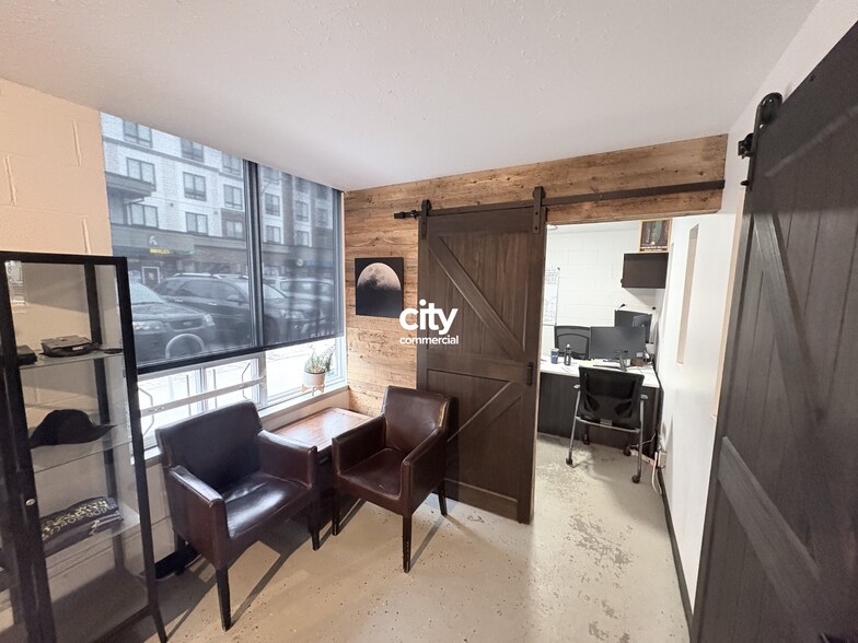 10555 111th St NW, Edmonton, AB à vendre - Photo de l’immeuble – Image 3 sur 12